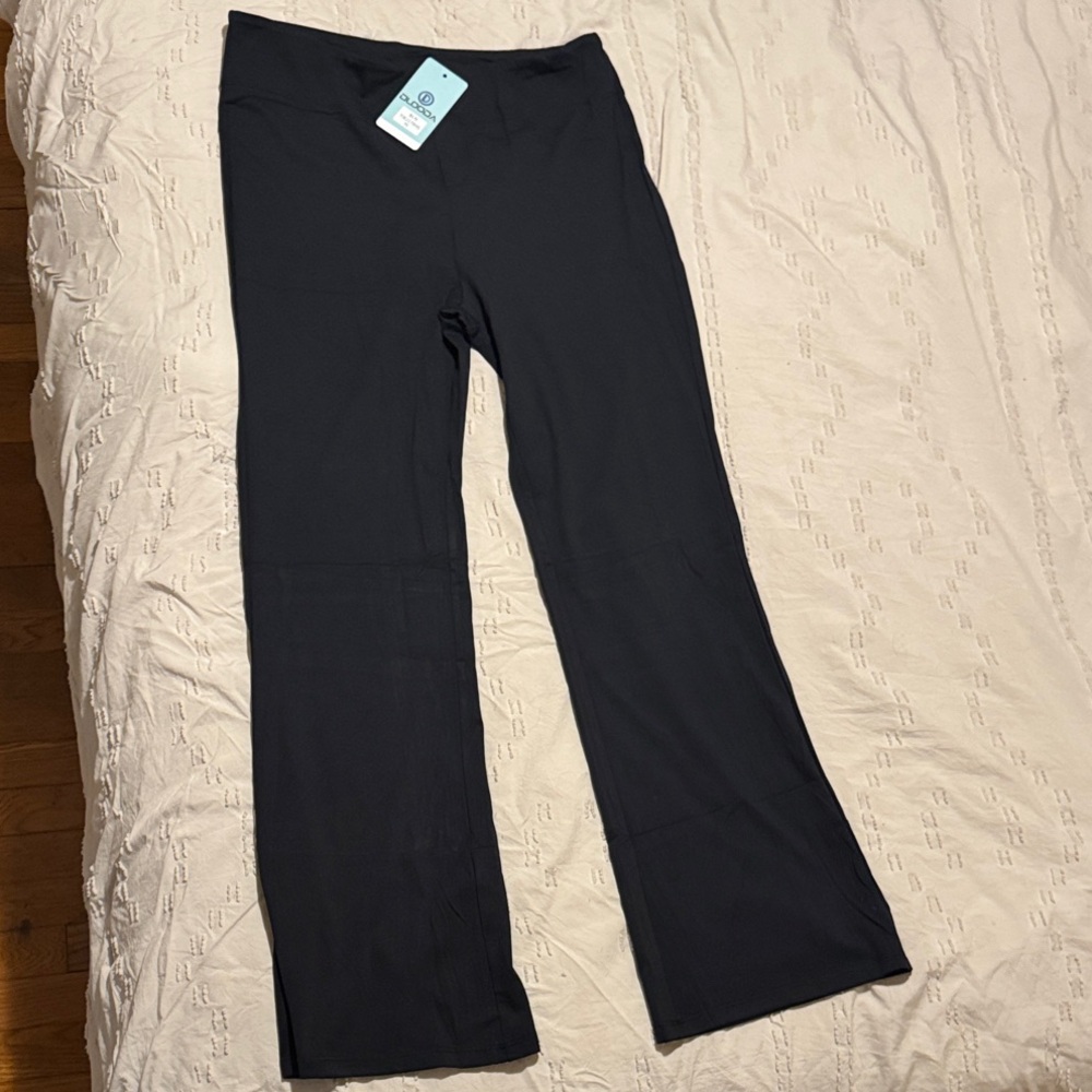 Women’s Black Leggings with Back Pockets